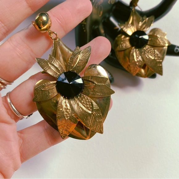 Vintage 1970s Flower Earrings With Midnight Black Stone Center - Picture 3 of 7